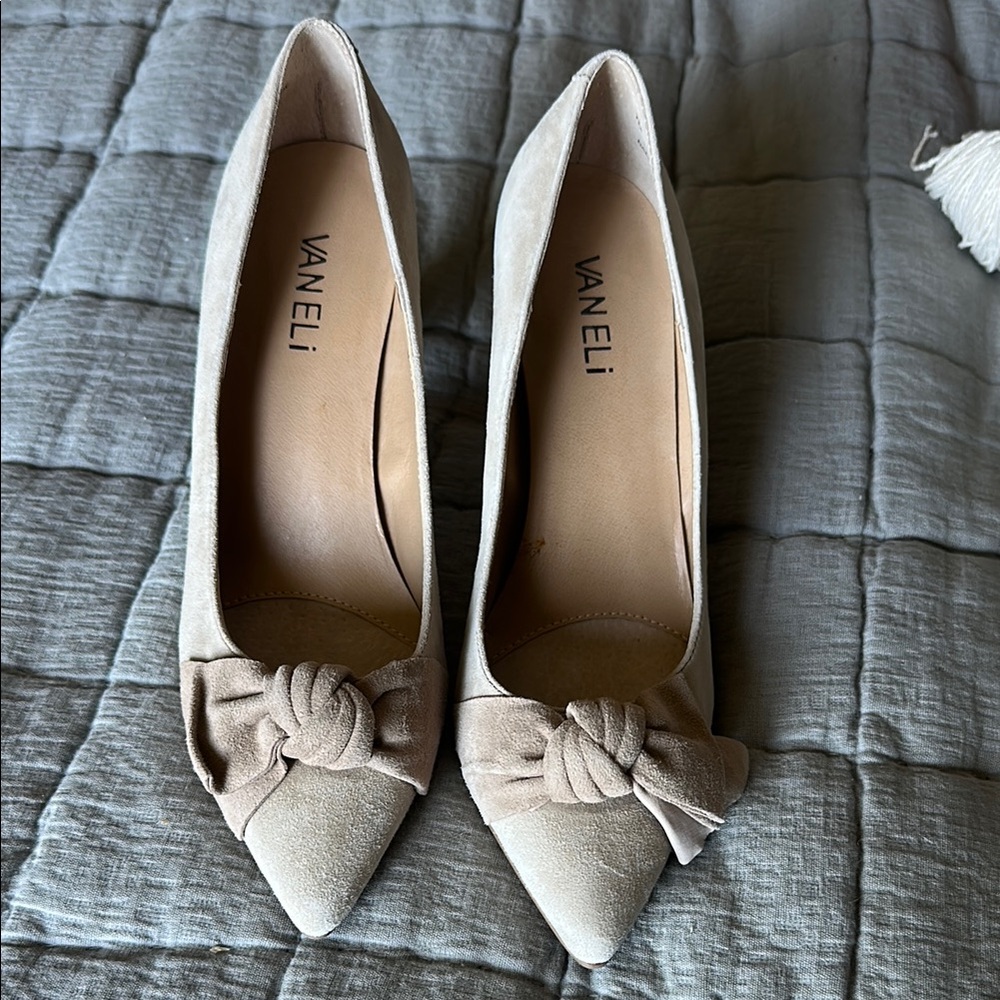 Vaneli Women's Cream Bow Pumps- Size 7